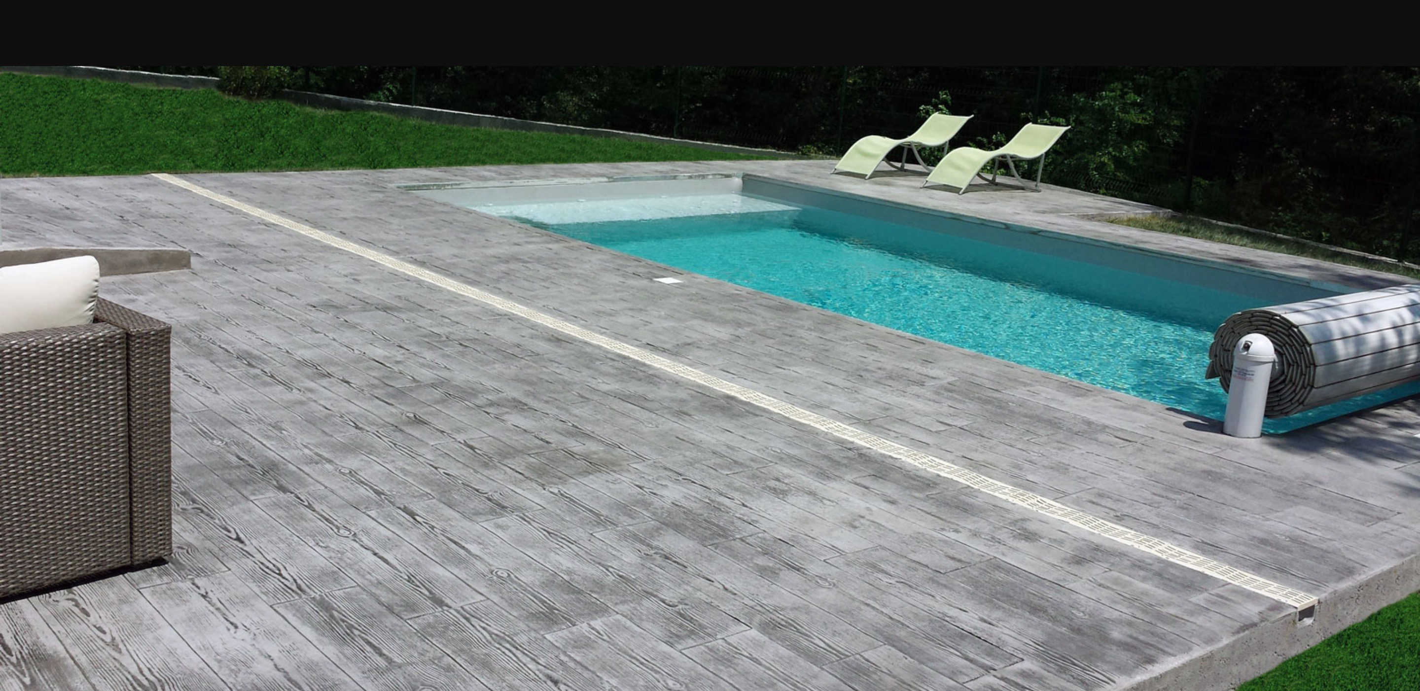 terasse en beton piscine